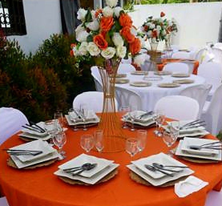 Table dressée, nappage orange et centre floral